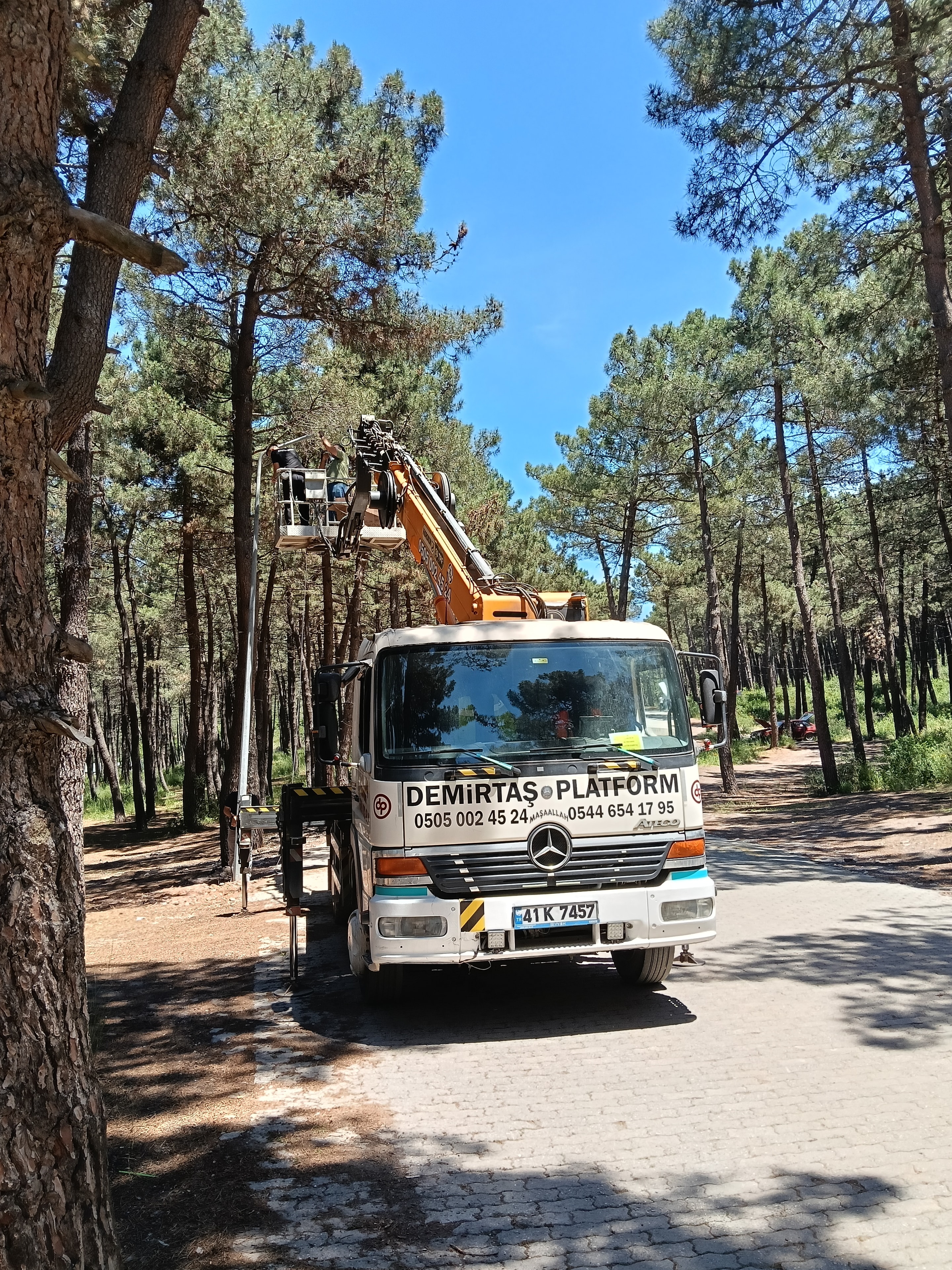Sokak çalışması sepetli vinç